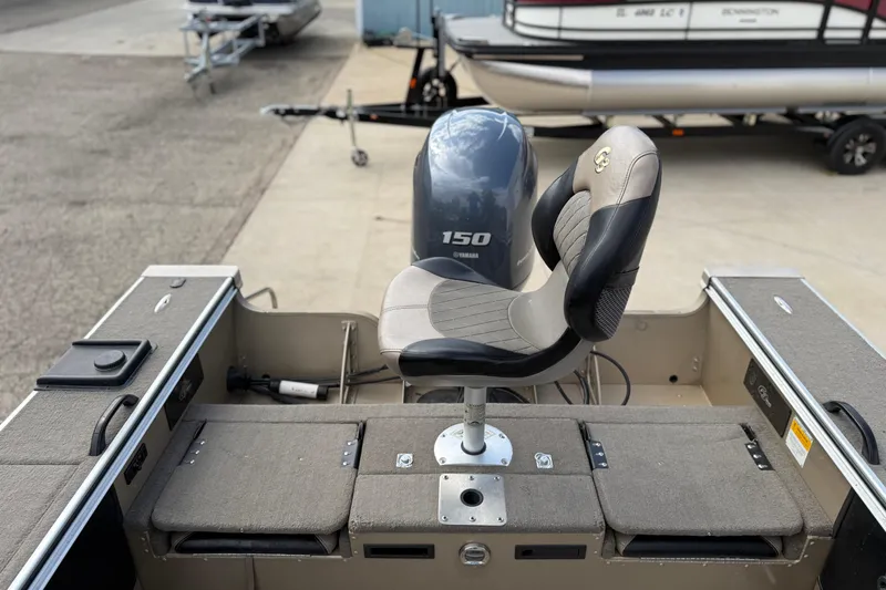 Slide: The Image of 2013 G3 Angler V185 SF boat with Yamaha 150 engine and swivel seat. - 30