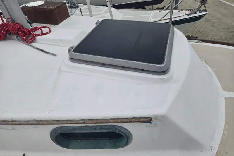 Slide: The Image of 1989 Cape Dory 27 sailboat deck with hatch and red rope. - 11