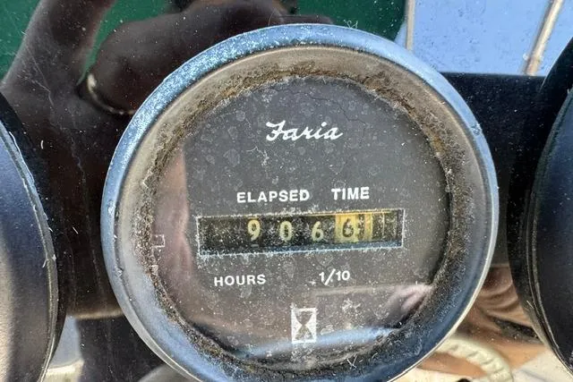 Slide: The Image of Faria elapsed time gauge showing 906.6 hours on a 2000 Pursuit 2470 Walkaround. - 14