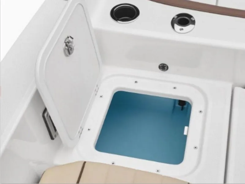 Slide: The Image of Yamaha 210 FSH Sport 2022 boat hatch open. - 3