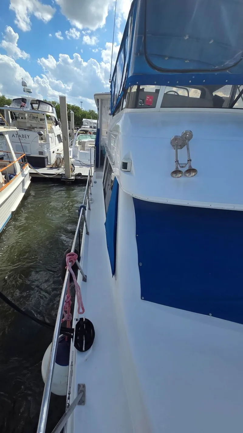 Slide: The Image of Carver Yachts 405 Motor Yacht 1998 - 29