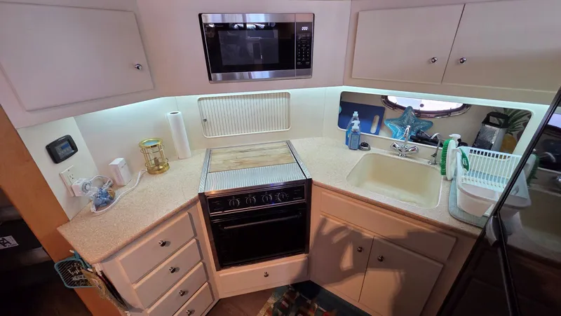 Slide: The Image of Carver Yachts 405 Motor Yacht 1998 - 37