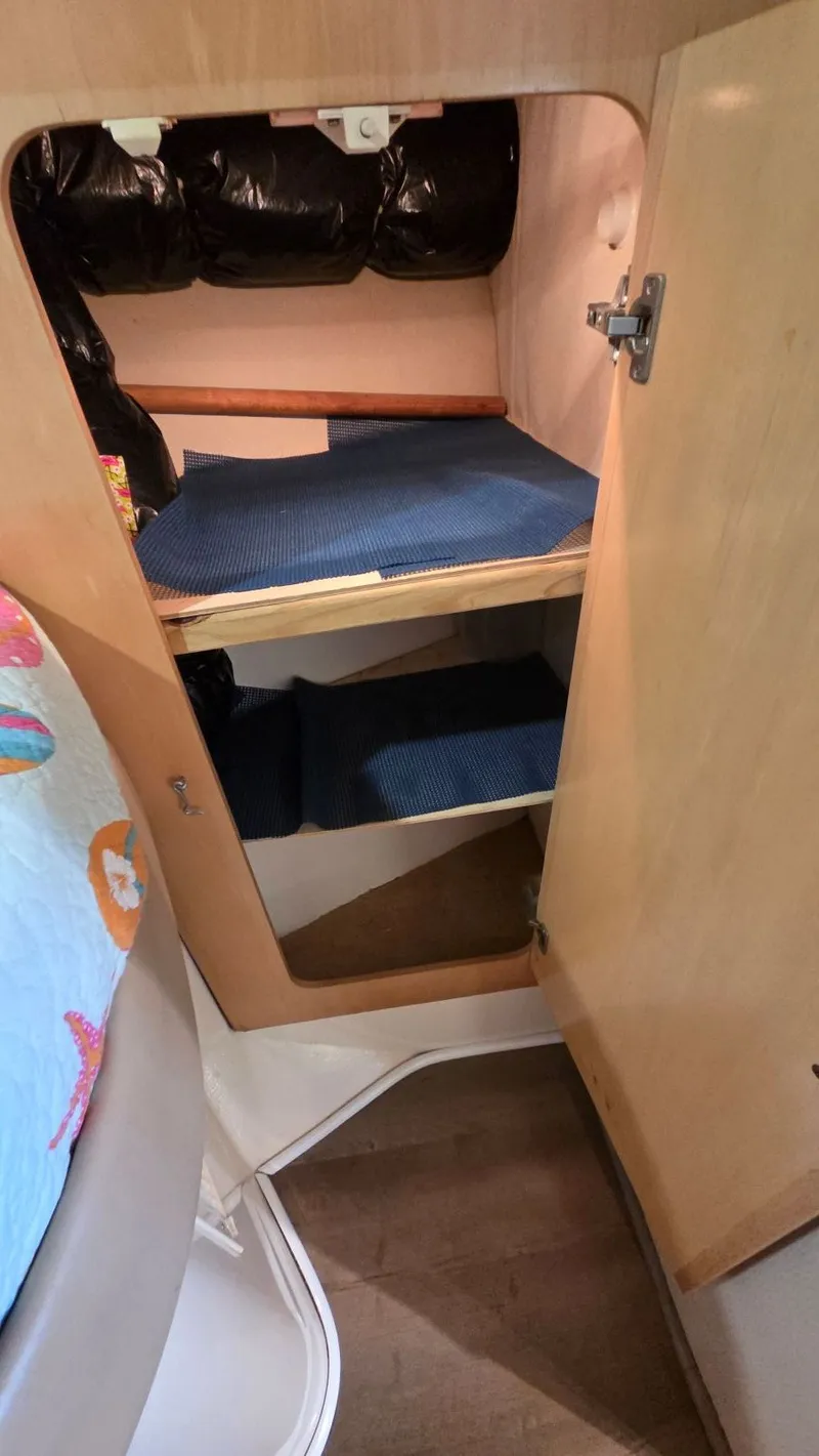 Slide: The Image of Carver Yachts 405 Motor Yacht 1998 - 48