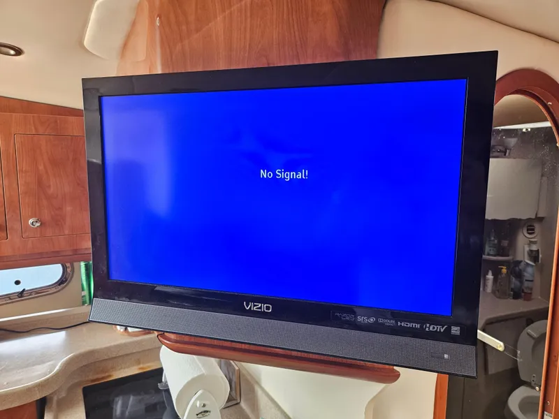 Slide: The Image of Vizio TV displaying "No Signal" in 2005 Four Winns 378 Vista boat interior. - 33
