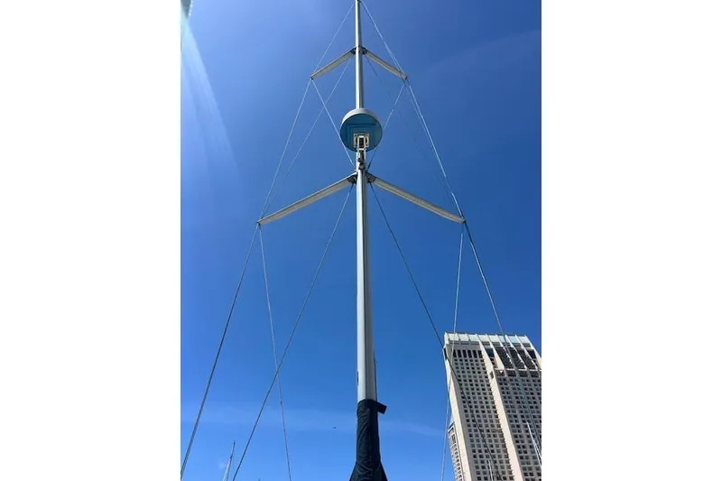 Slide: The Image of Tall mast of a 1997 Hunter 430 sailboat against a clear blue sky. - 52