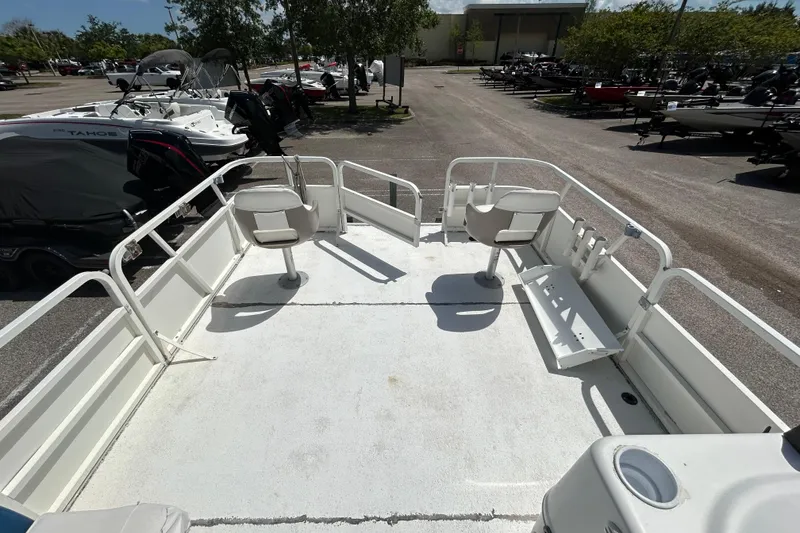 Slide: The Image of 2005 Bentley Pontoons 200 Fish boat interior with seating and fishing rod holders. - 4