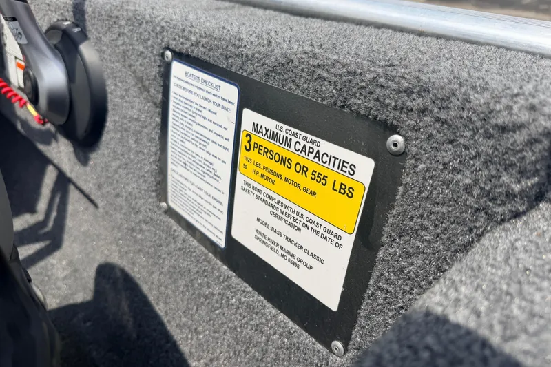 Slide: The Image of Bass Tracker III Classic 2019 boat capacity label, maximum 3 persons or 555 lbs. - 11