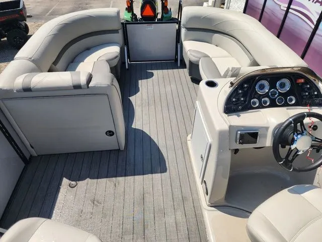 Slide: The Image of SunChaser 22 LR DH Sport 2018 - 11