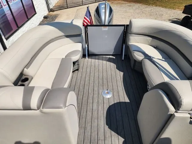 Slide: The Image of SunChaser 22 LR DH Sport 2018 - 8