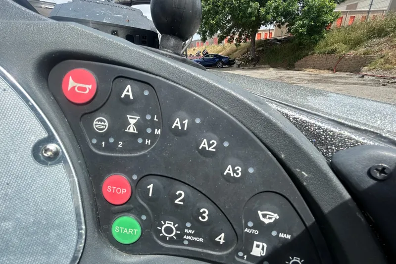 Slide: The Image of 2008 Ranger Z22 Comanche capacity label: 5 persons or 900 lbs, 300 HP motor. - 14