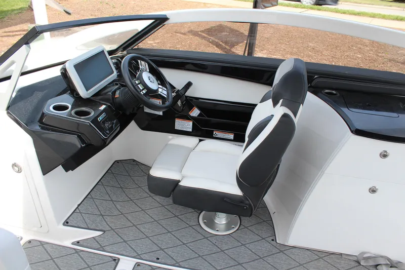 Slide: The Image of 2020 Yamaha Boats 275SE helm with modern controls and comfortable seating. - 14
