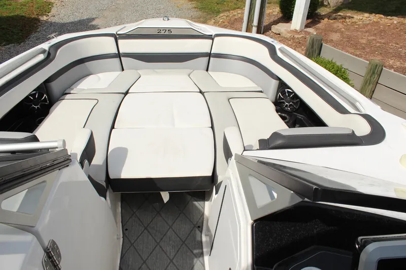 Slide: The Image of 2020 Yamaha Boats 275SE interior with spacious seating and sleek design. - 19