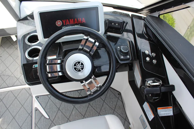 Slide: The Image of 2020 Yamaha Boats 275SE dashboard with steering wheel and control panel. - 20