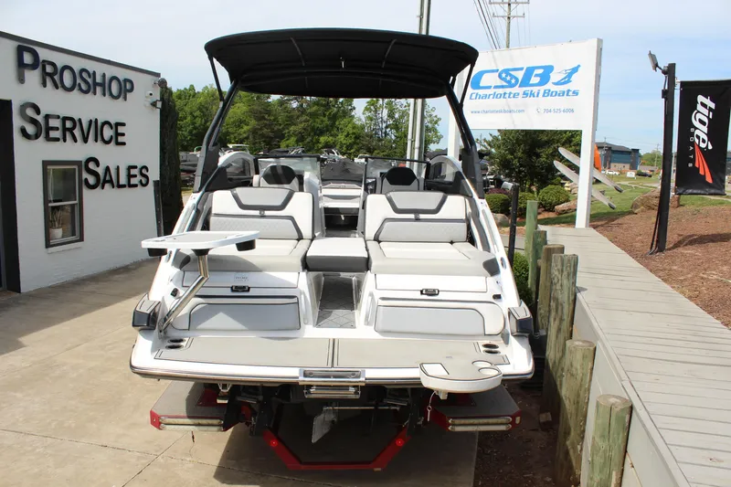 Slide: The Image of 2020 Yamaha Boats 275SE displayed at Charlotte Ski Boats dealership. - 4