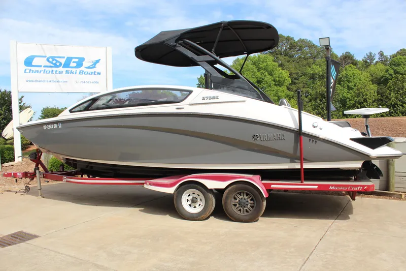 Slide: The Image of 2020 Yamaha Boats 275SE on trailer at Charlotte Ski Boats dealership. - 6