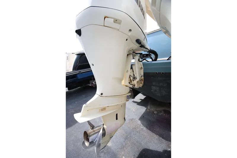 Slide: The Image of 2018 Scout 300 LXF boat with Yamaha outboard motor, detailed view. - 10