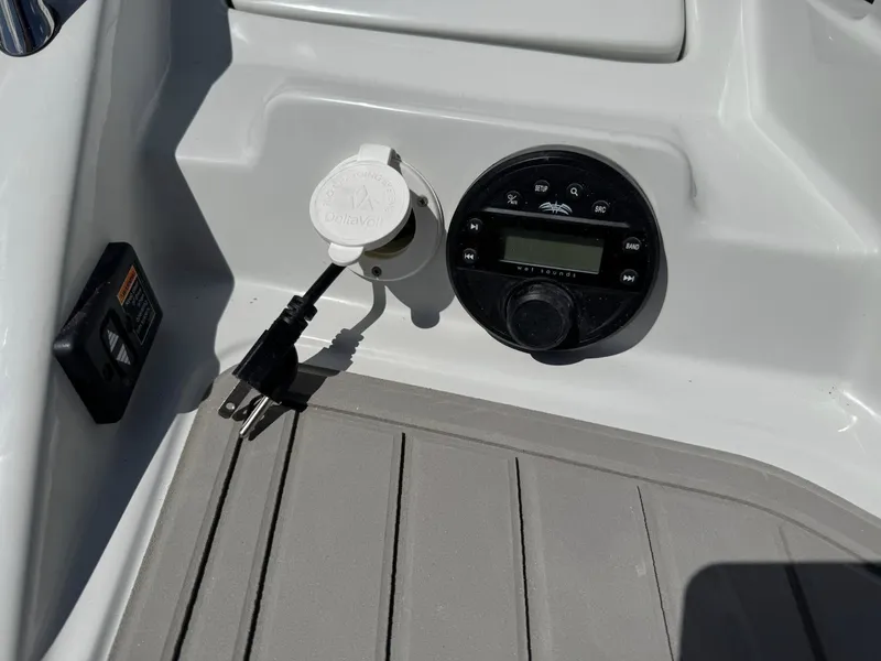 Slide: The Image of Crownline Boats 288 SS 2026 - 15