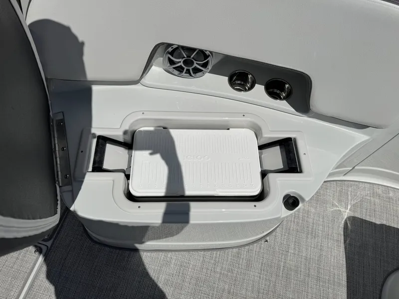 Slide: The Image of Crownline Boats 288 SS 2026 - 19