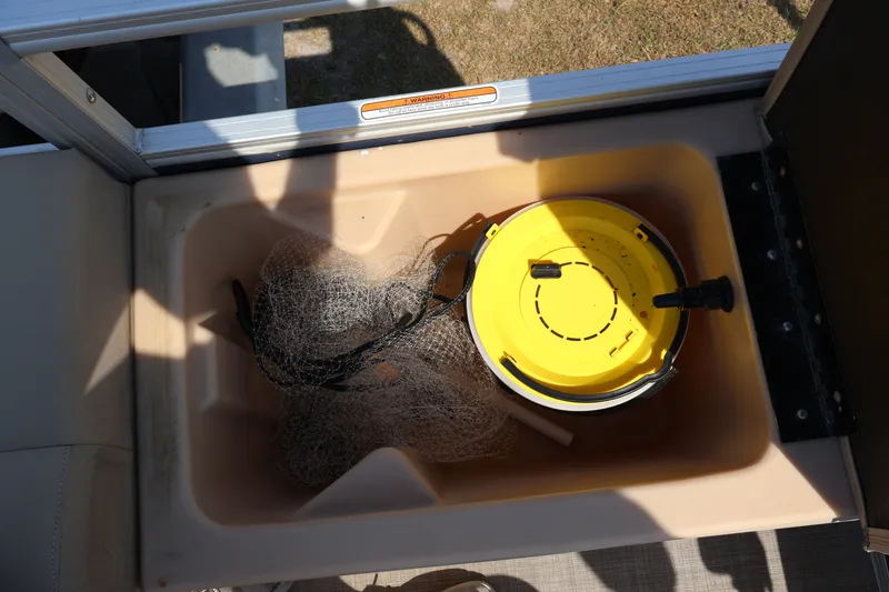 Slide: The Image of Sun Tracker SportFish 22 DLX 2019 - 10