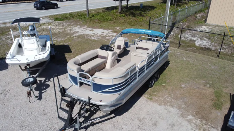 Slide: The Image of Sun Tracker SportFish 22 DLX 2019 - 12