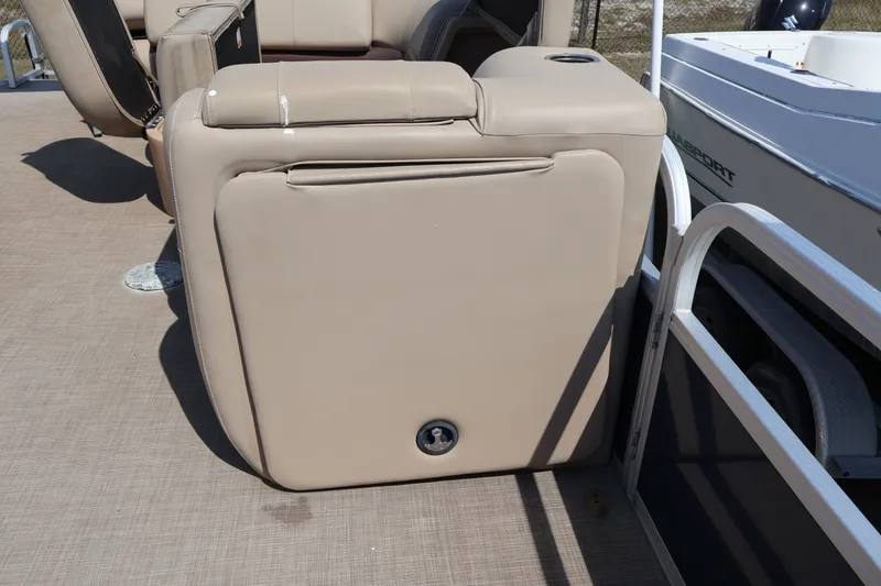 Slide: The Image of Sun Tracker SportFish 22 DLX 2019 - 17