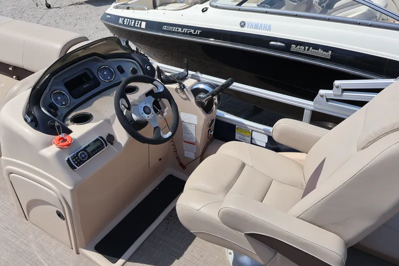 Slide: The Image of Sun Tracker SportFish 22 DLX 2019 - 18