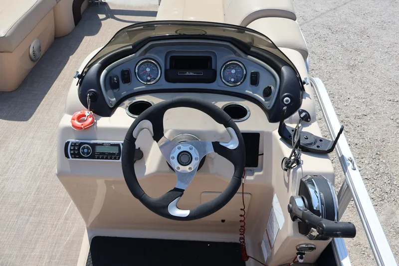 Slide: The Image of Sun Tracker SportFish 22 DLX 2019 - 19