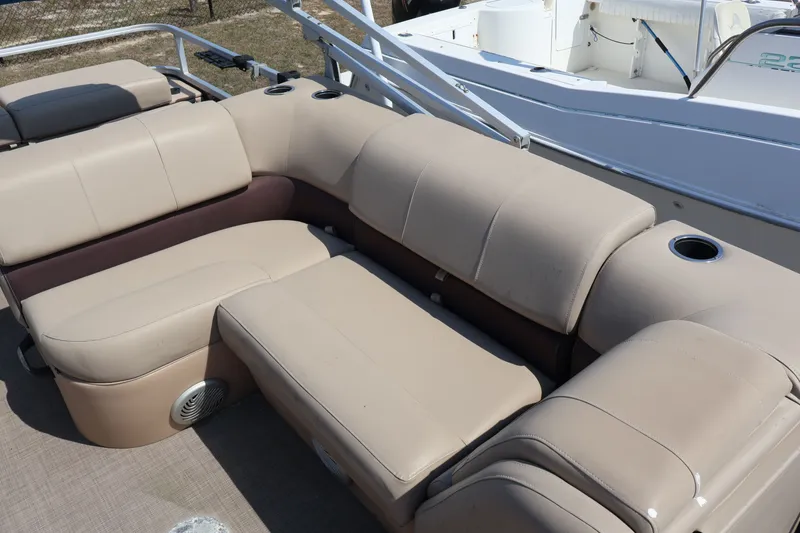 Slide: The Image of Sun Tracker SportFish 22 DLX 2019 - 6