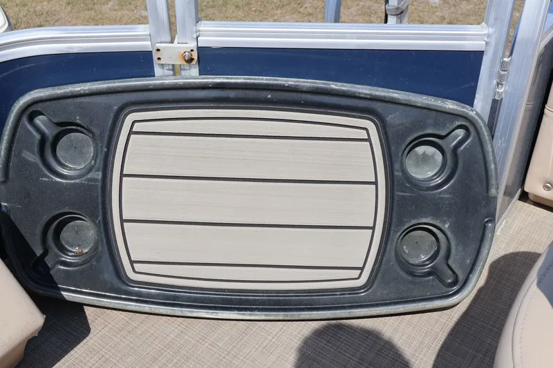 Slide: The Image of Sun Tracker SportFish 22 DLX 2019 - 9