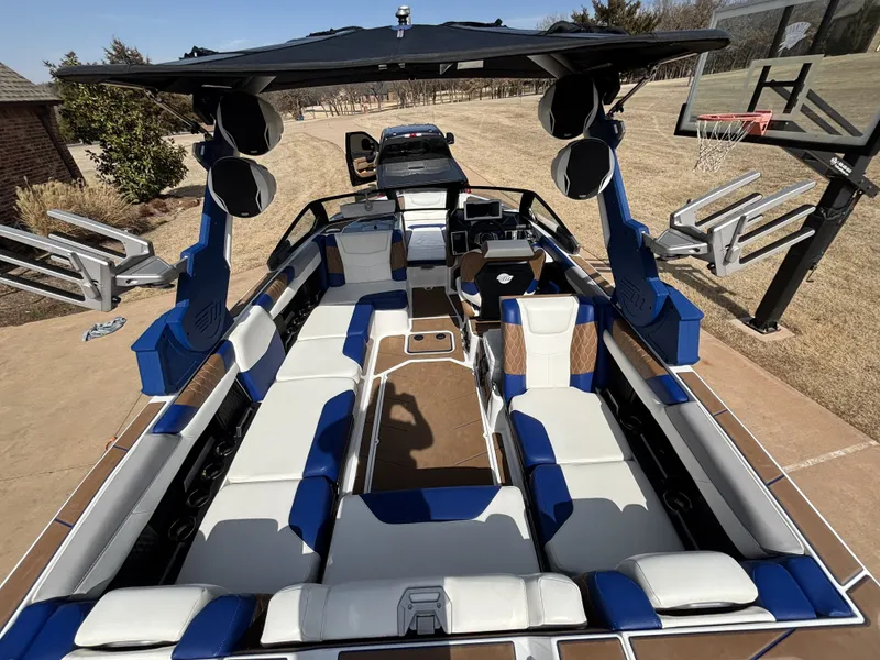 Slide: The Image of Malibu M240 2022 - 3