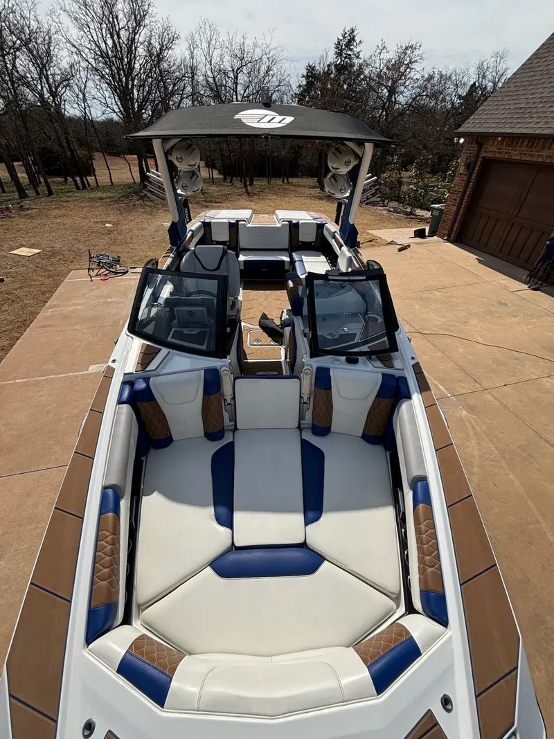 Slide: The Image of Malibu M240 2022 - 4