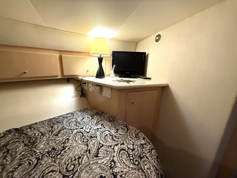 Slide: The Image of Interior of a 1999 Carver 406 yacht with bed and lamp. - 28