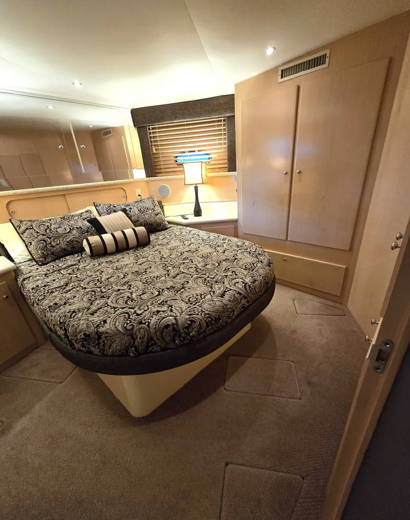 Slide: The Image of Carver Yachts 406 1999 - 9