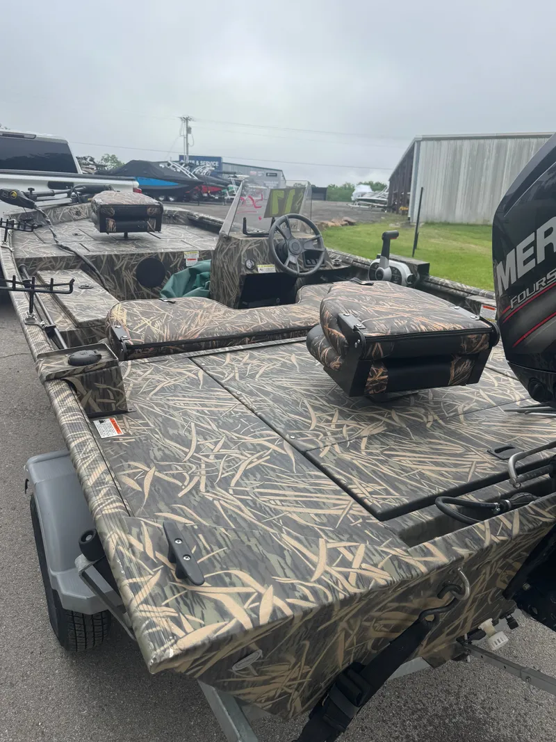 Slide: The Image of Lowe Roughneck 1756SC 2017 - 4