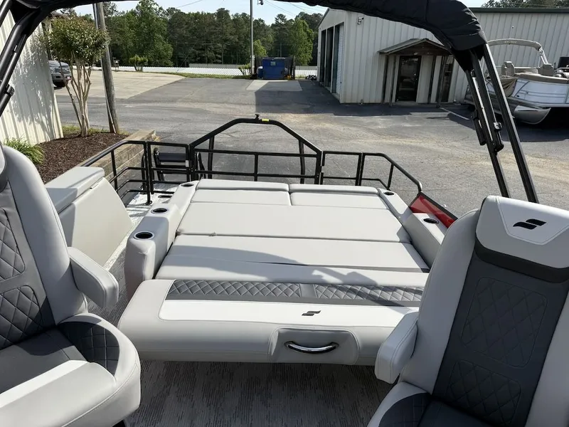 Slide: The Image of Interior of 2026 Starcraft SLS 3 Q DH with luxurious seating. - 15