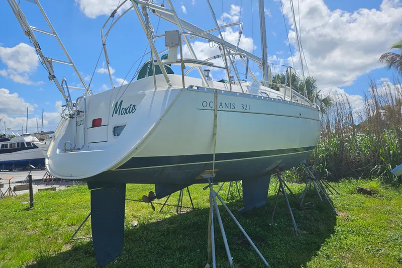 Slide: The Image of Bow of 1997 Beneteau Oceanis Clipper 321 sailboat with rigging and greenery background. - 11