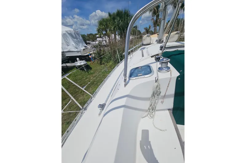 Slide: The Image of Interior view of 1997 Beneteau Oceanis Clipper 321 sailboat with wooden flooring. - 15