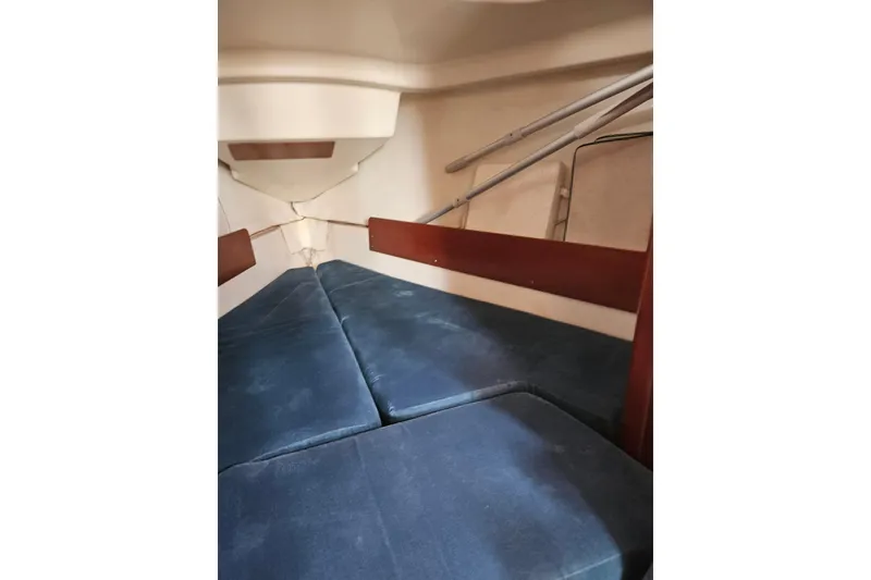 Slide: The Image of Xantrex Link 2000 on Beneteau Oceanis Clipper 321, year 1997. - 33