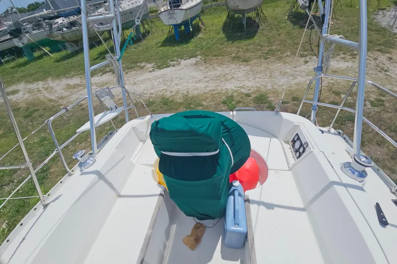 Slide: The Image of Engine compartment of a 1997 Beneteau Oceanis Clipper 321 sailboat. - 40