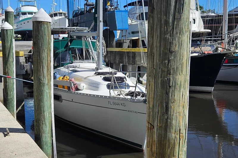 Slide: The Image of 1997 Beneteau Oceanis Clipper 321 sailboat on land, sunny day, grassy surroundings. - 8