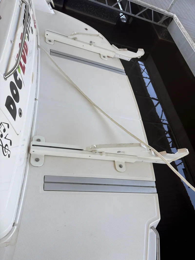 Slide: The Image of Sea Ray 500 Sedan Bridge 2005 - 17