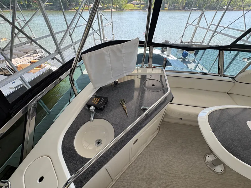 Slide: The Image of Sea Ray 500 Sedan Bridge 2005 - 25