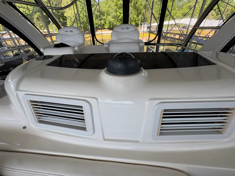 Slide: The Image of Sea Ray 500 Sedan Bridge 2005 - 30