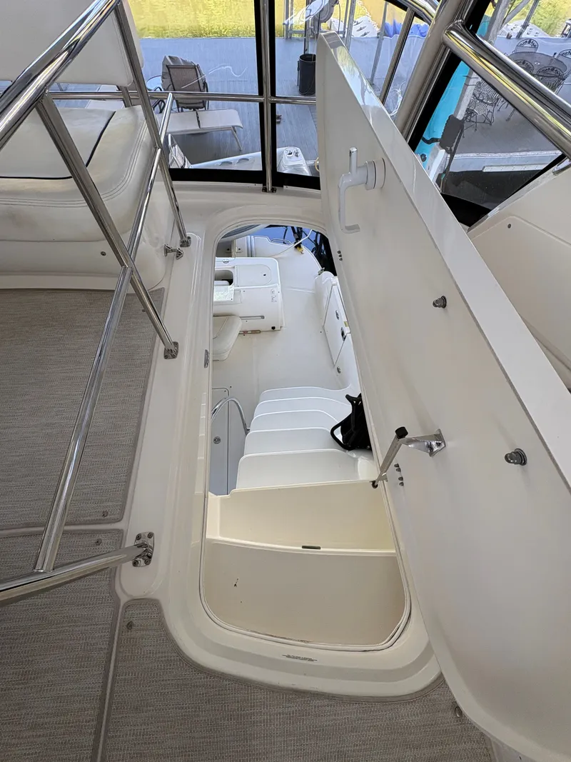 Slide: The Image of Sea Ray 500 Sedan Bridge 2005 - 32