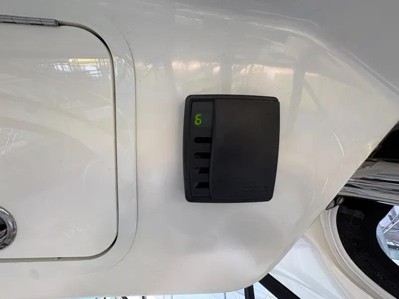 Slide: The Image of Sea Ray 500 Sedan Bridge 2005 - 37