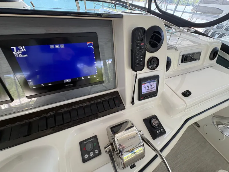 Slide: The Image of Sea Ray 500 Sedan Bridge 2005 - 47