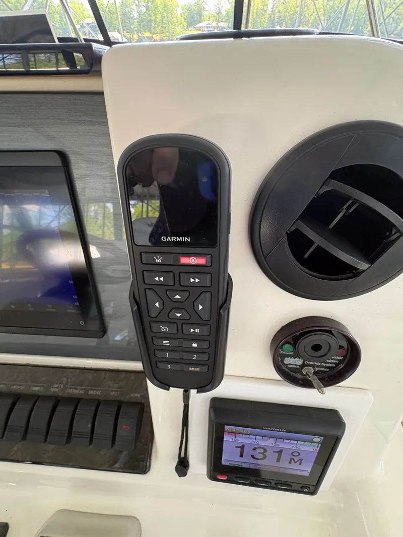 Slide: The Image of Sea Ray 500 Sedan Bridge 2005 - 54