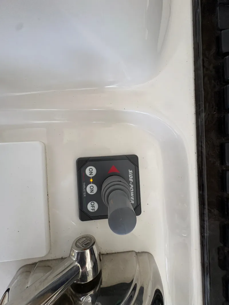 Slide: The Image of Sea Ray 500 Sedan Bridge 2005 - 57