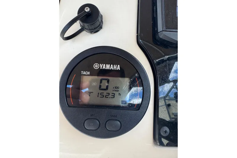 Slide: The Image of Yamaha tachometer on 2022 Scout 195 Sport Dorado, displaying 152.3 hours. - 14