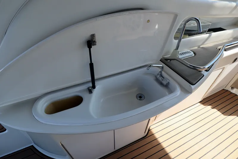 Slide: The Image of Galley area on a 1999 Sea Ray Sundancer 460 yacht. - 40